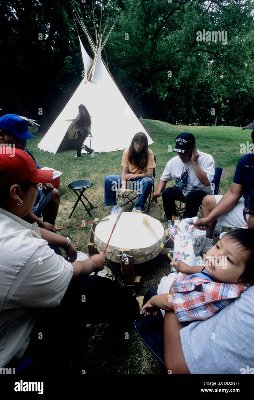Les Amérindiens à tambour à l'powwow Nez Perce National Historical Park, New Jersey, Lapwai Banque D'Images Les Amérindiens à tambour à l'powwow Nez Perce National Historical Park, New Jersey, Lapwai Banque D'Images