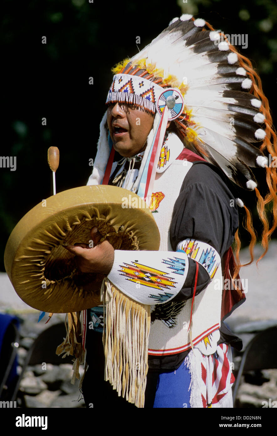 Native American à jouer de la batterie et le chant, Sacajawea Journées du Patrimoine Festival à saumon, New York en 2003 Banque D'Images
