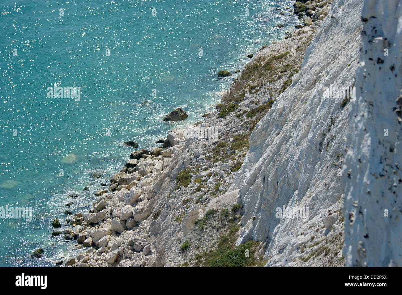 Vue sur le bord et l'eau du haut d'une falaise blanche à Beachy Head. Banque D'Images