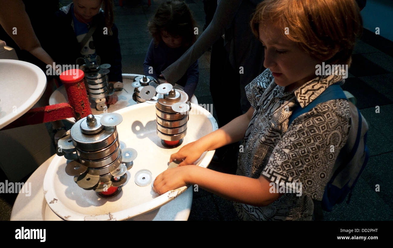 Un garçon jouant avec des aimants sur la table de l'aimant au Launch Pad dans le London Science Museum intérieur South Kensington Angleterre UK KATHY DEWITT Banque D'Images
