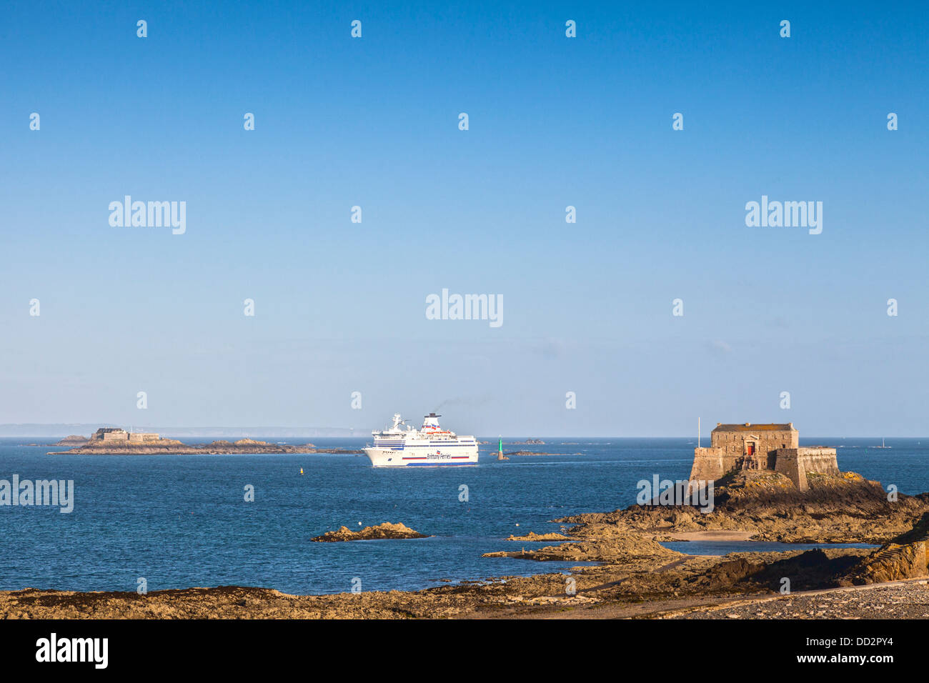 La Brittany Ferries ferry véhicule 'Bretagne' s'approche du port de Saint-Malo, passant entre... Banque D'Images