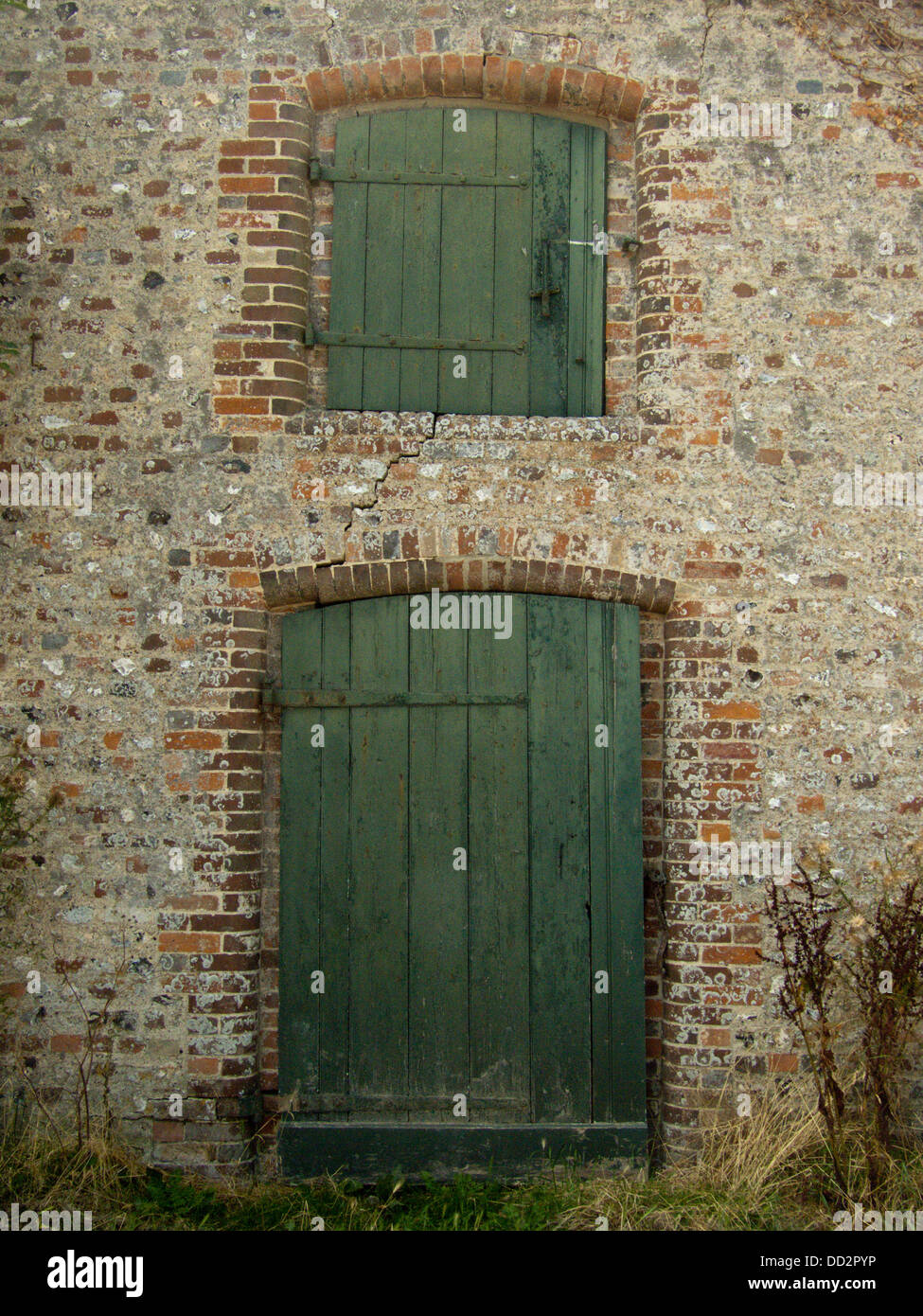 Portes de grange dans village anglais de Firle, East Sussex England Banque D'Images