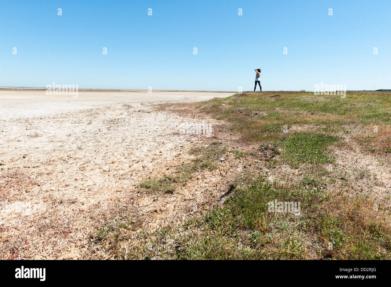 Fille debout sur le bord du désert Banque D'Images