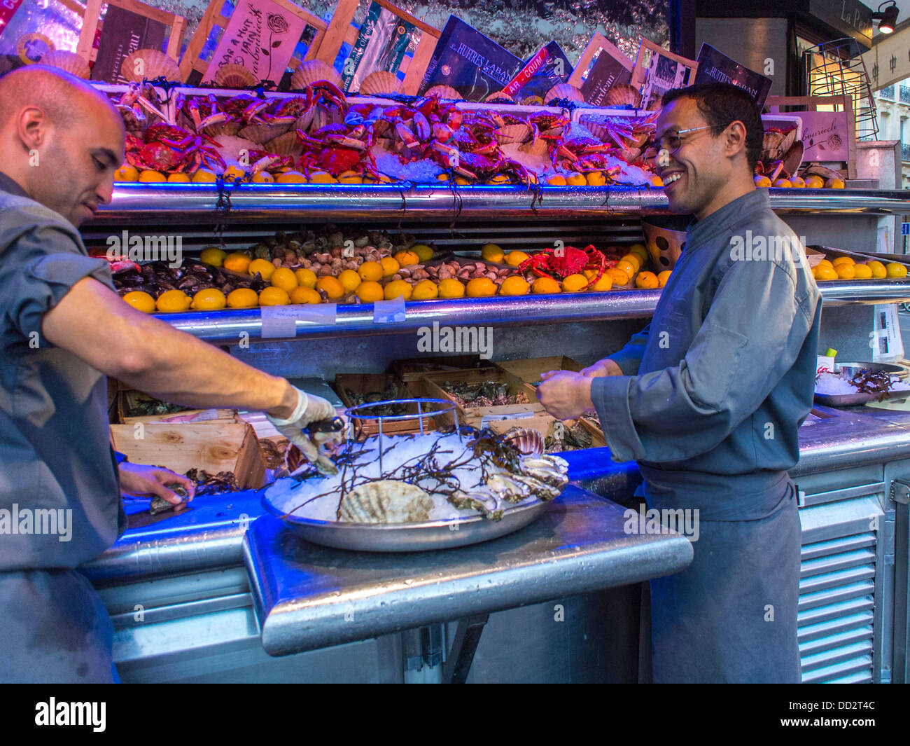 Paris, France, deux personnes, hommes, travailler, poissons Mongers au restaurant Bistro français « Dorr Restaurant » dans le quartier latin, préparant les huîtres france assiettes de poissons des employés du restaurant Banque D'Images