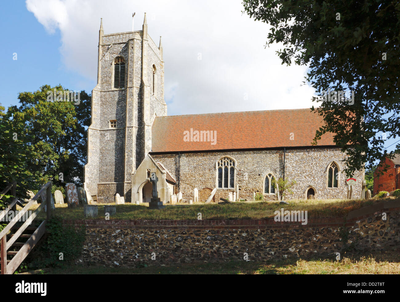 Une vue de l'église de St Peter à Belaugh, près de Wroxham, Norfolk, Angleterre, Royaume-Uni. Banque D'Images