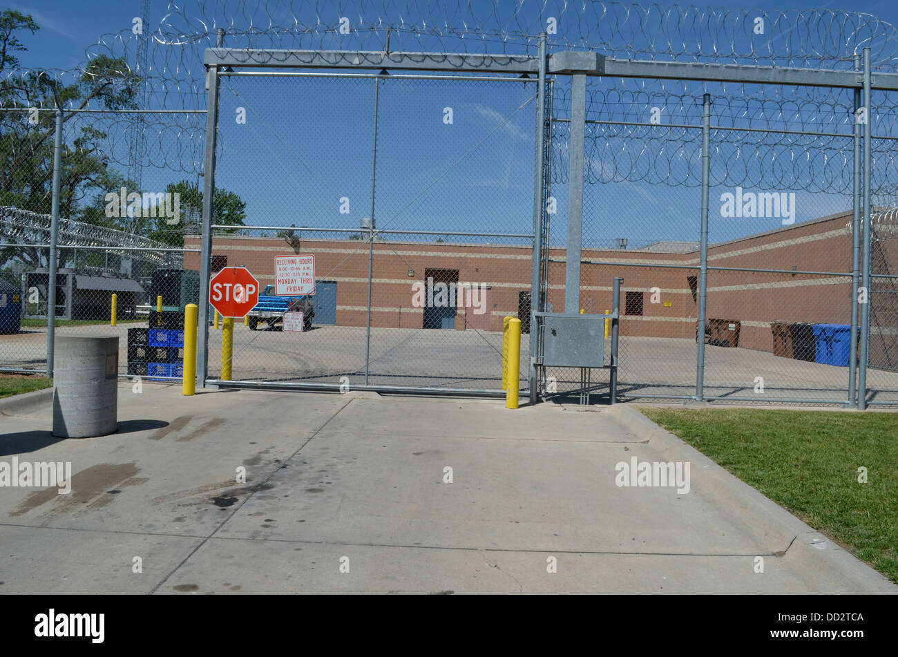 Clôture de périmètre à la prison à sécurité maximale pour les mineurs à Omaha au Nebraska. Banque D'Images