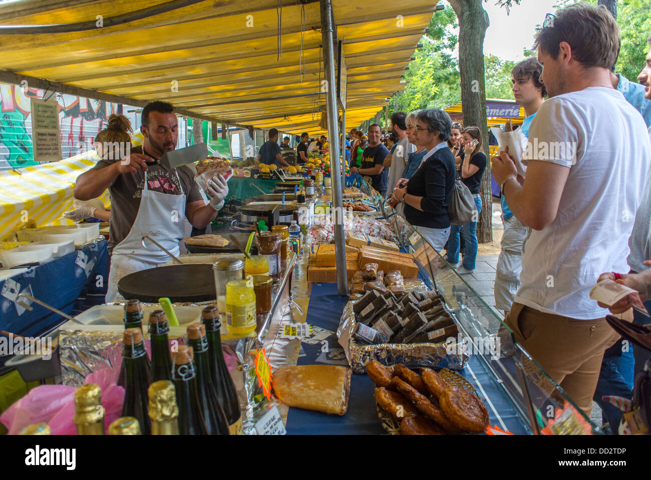 Paris, France, grande foule de gens Food Shopping Farmer's Market, dans le quartier de la Bastille, Street stands la consommation locale, Farmers France Banque D'Images