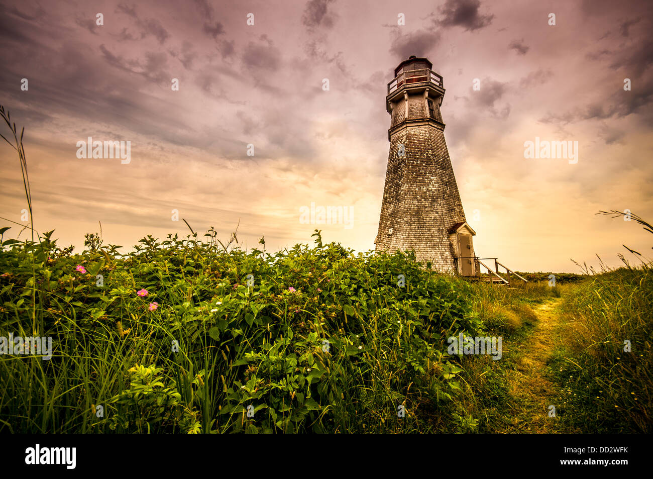 Phare du cap Jourimain situé au Nouveau-Brunswick Canada hdr avec ciel dramatique Banque D'Images