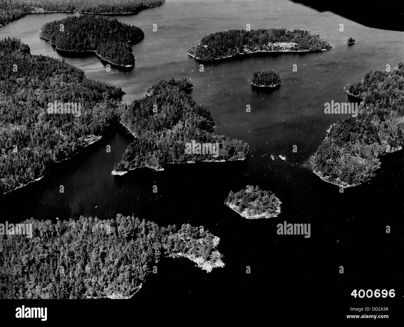 Une photographie de Pawn Net Narrows sur le lac la Croix, mettant en valeur la beauté naturelle du paysage canadien en mettant l'accent sur l'eau et les zones forestières environnantes. Banque D'Images