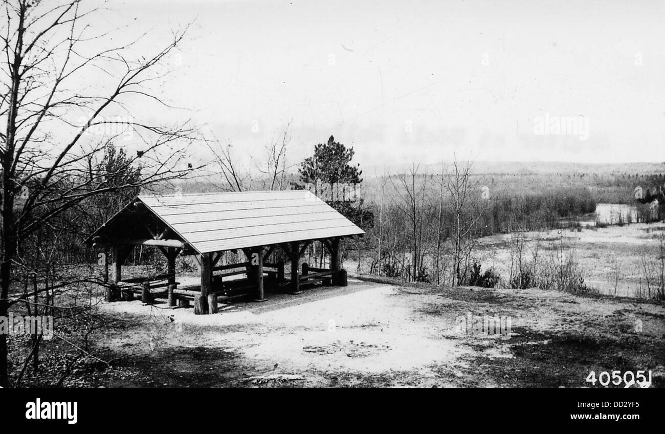 Une photographie montrant un abri au camp Udell Rollways et un terrain de pique-nique, offrant un espace pour les activités de plein air et les loisirs dans un cadre naturel. Banque D'Images