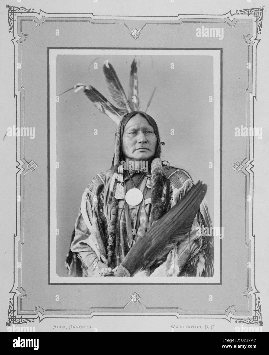 Portrait de Running Antelope-Tan-to-Ha-EEA-Ka, un Indien Sioux, capturant son apparence traditionnelle. Il était connu pour son leadership au sein de la tribu Sioux et est une figure historique importante dans l'histoire des Amérindiens. Banque D'Images