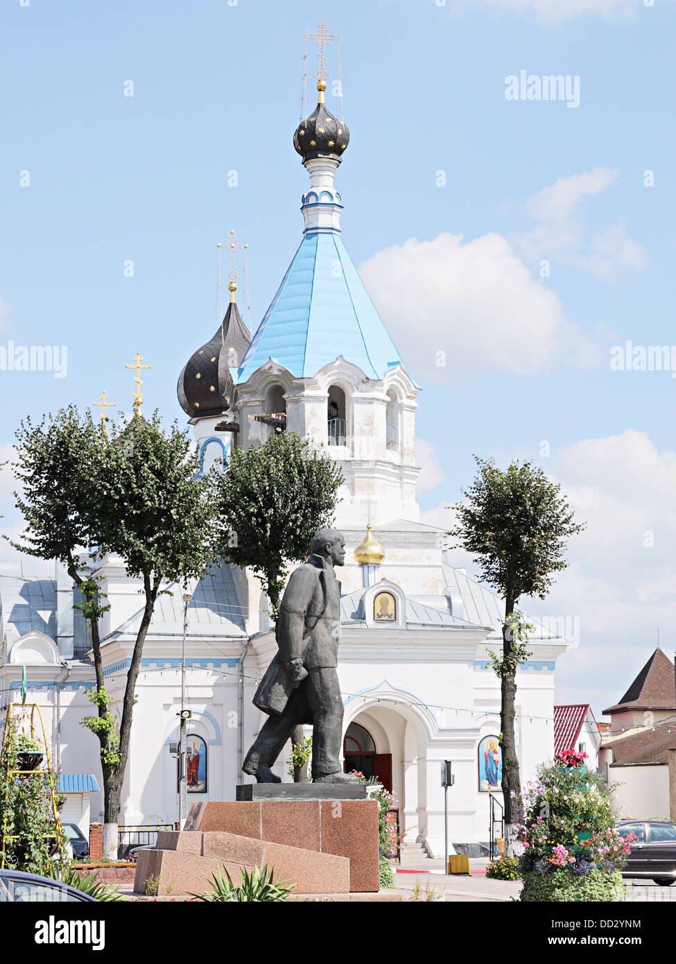 Monument de Lénine et l'Eglise orthodoxe retour d'eux comme un antipodes. Biélorussie, Minsk Banque D'Images