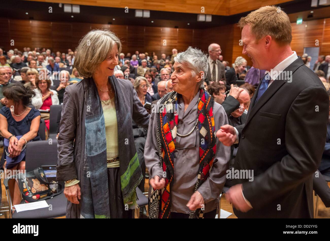 Le directeur de l'Art Festival, Nike Wagner (L), le survivant de l'Holocauste et orateur invité Ruth Klueger et la ministre de la Culture, Christoph MATSCHIE chat lors de l'ouverture de l'Art Festival à Weimar, Allemagne, 23 août 2013. Traditionnellement, les 'concert souvenir de Buchenwald" commémoré les 56 000 personnes qui sont morts dans le camp de concentration nazi et les victimes de la dictature d'Hitler. Photo : Michael Reichel Banque D'Images