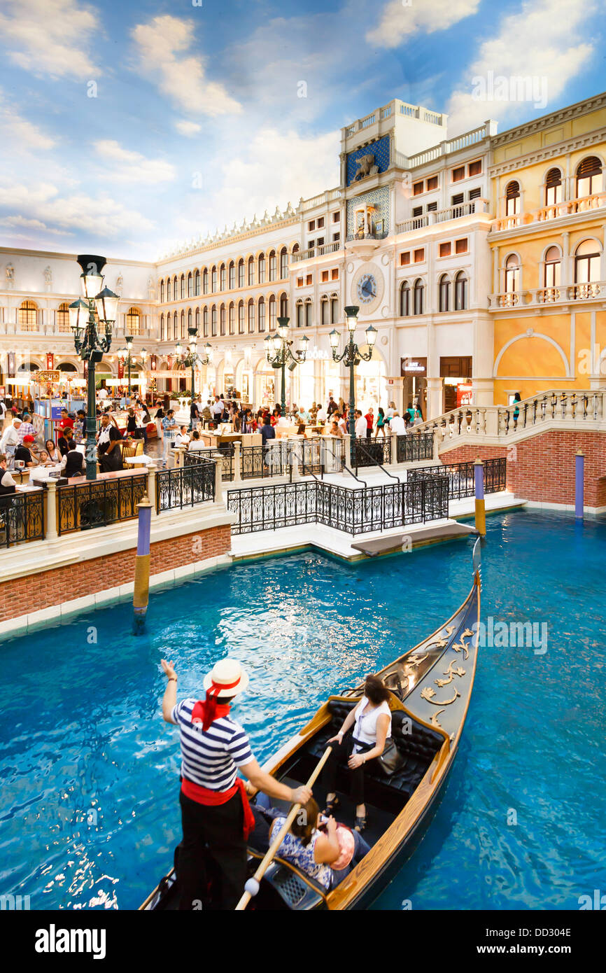 Gondolier et les touristes sur le Grand Canal dans le Venetian Las Vegas Hotel Banque D'Images