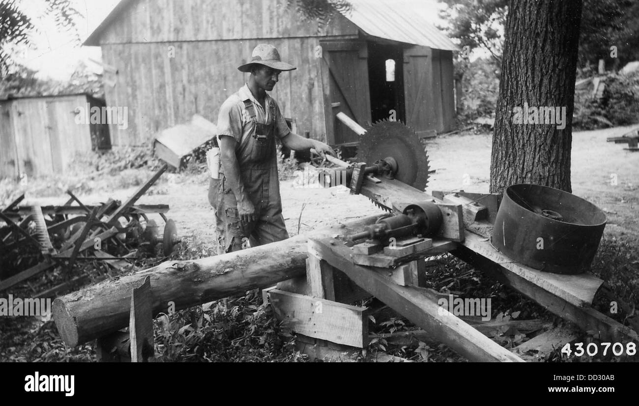 Une scie pivotante conçue par George Springer pour couper du bois de chauffage, présentant un équipement innovant utilisé dans la foresterie et la préparation du bois de chauffage. Banque D'Images