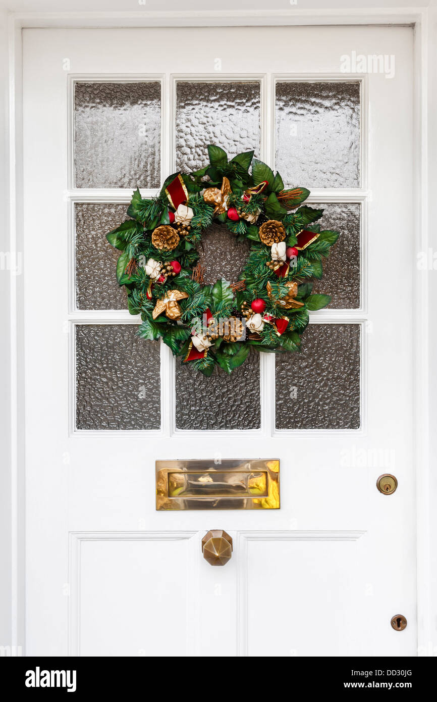 Couronne de Noël accroché sur la porte d'une maison Photo Stock - Alamy