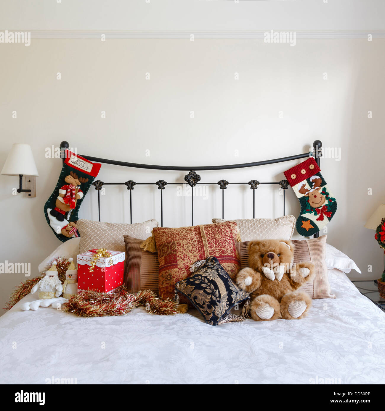 Chambre confortable avec des décorations de Noël et bas Banque D'Images