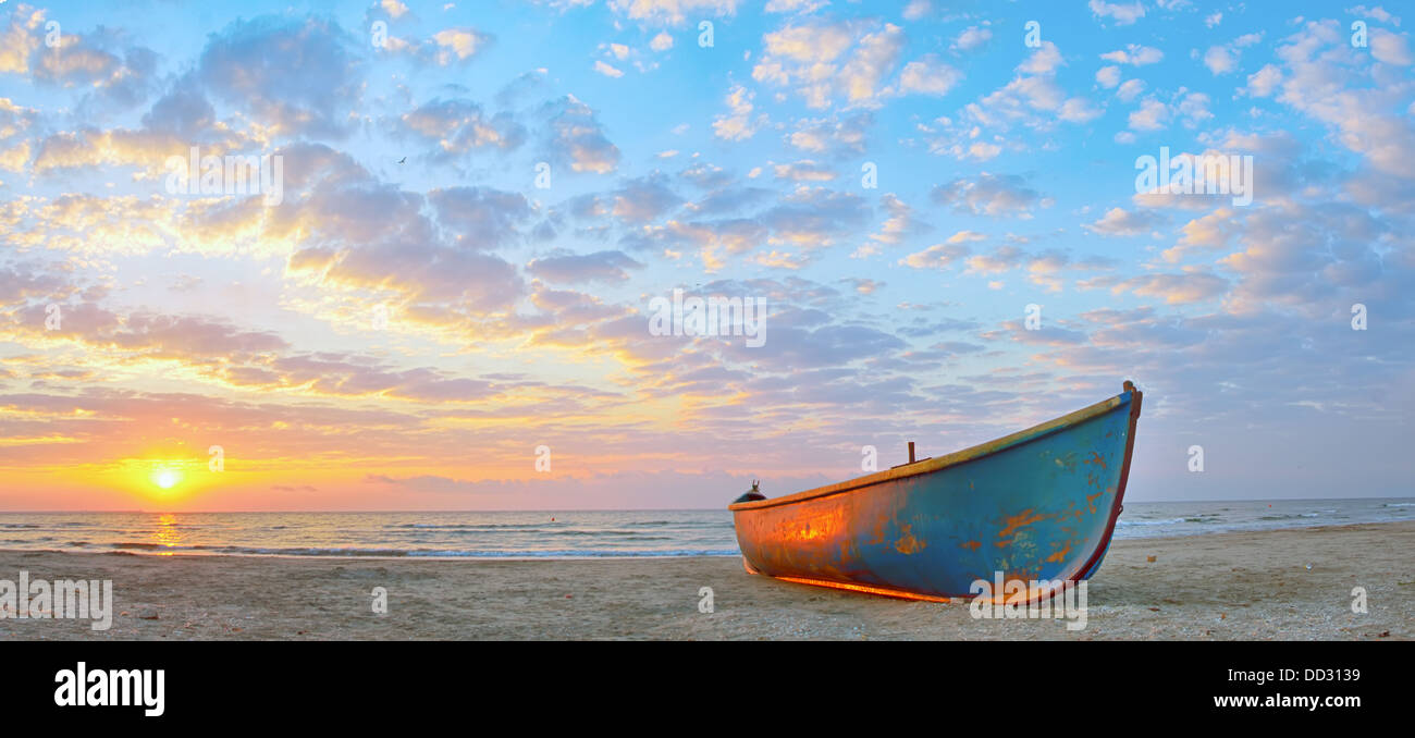 Bateau de pêche et le lever du soleil sur la plage de la Mer Noire Banque D'Images