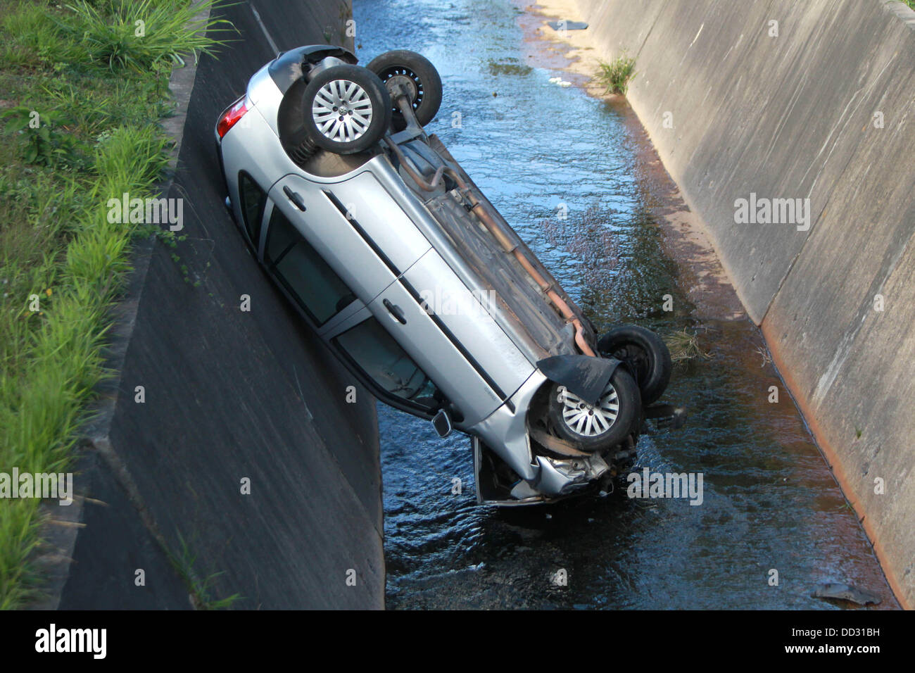 Un homme s'est blessé après une chute avec sa voiture sur un ruisseau à Belo Horizonte, le 23 août, 2013. Le pilote s'est écrasé dans une autre voiture et a perdu le contrôle du véhicule avant de tomber sur le flux. Photo : Alex de Jésus/O Tempo Banque D'Images