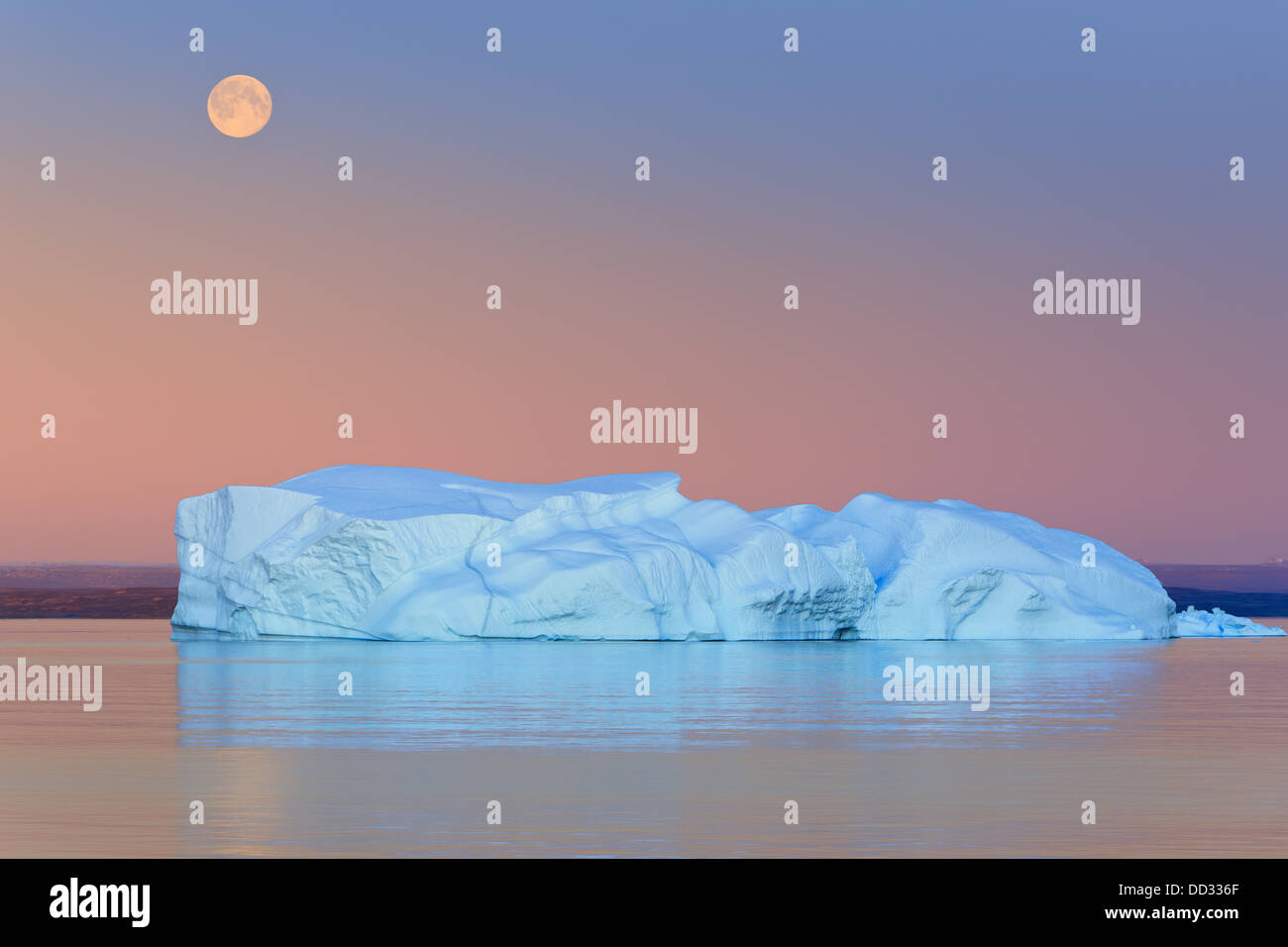 Iceberg au coucher du Soleil et lune au Hall Bredning, Scoresby Sund, Groenland Banque D'Images