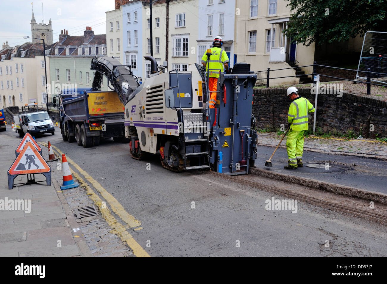 Une planification d'asphalte dans la machine pour retirer le revêtement de la route avant le resurfaçage pour la réfection des routes Banque D'Images