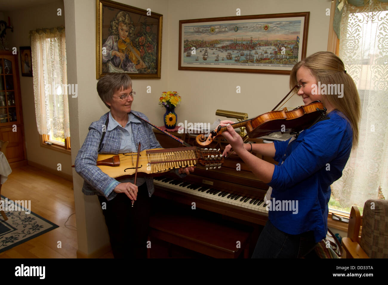 Mère et fille jouer de la musique. Cornemuse et violon. Les Américains en suédois, Leavenworth au Kansas. Banque D'Images
