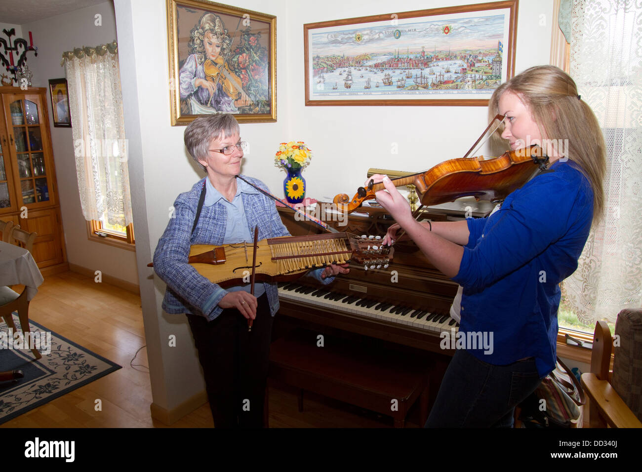 Mère et fille jouer de la musique. Cornemuse et violon. Les Américains en suédois, Leavenworth au Kansas. Banque D'Images