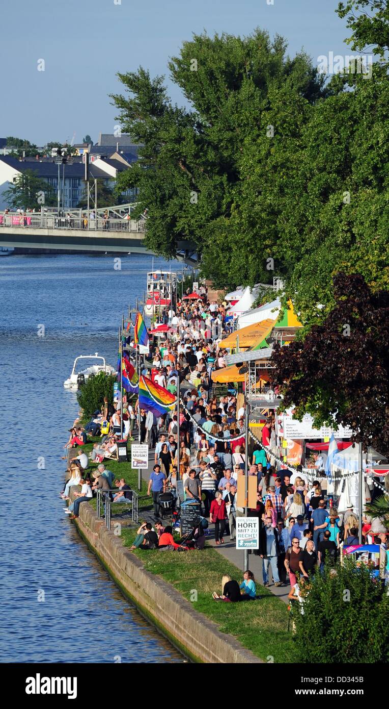 Les visiteurs apprécient la Museumsuferfest (Musée Riverbank Festival) à Francfort-sur-Main, Allemagne, 23 août 2013. Il est l'un des plus grands festivals culturels en Allemagne qui attire plus de 3 millions de visiteurs sur une période de 3 jours. Plus de 20 musées s'y trouvent et ils sont ouverts jusque tard dans la nuit. Cette année, l'hist pays est le Brésil. Photo : DANIEL REINHARDT Banque D'Images