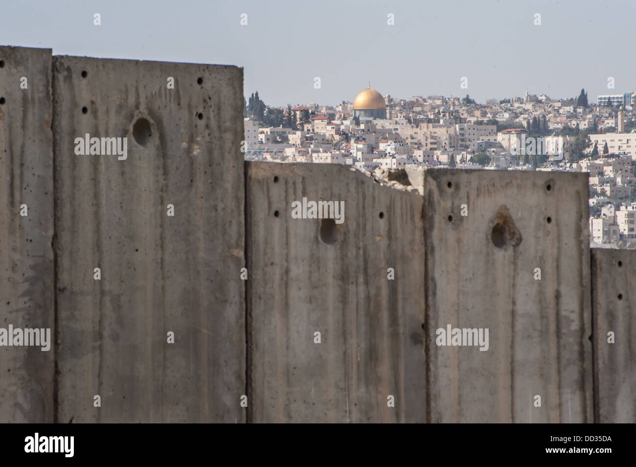 Le dôme du Rocher est visible sur le mur de séparation israélien divisant territoire palestinien occupé dans la ville d'Abu Dis. Banque D'Images