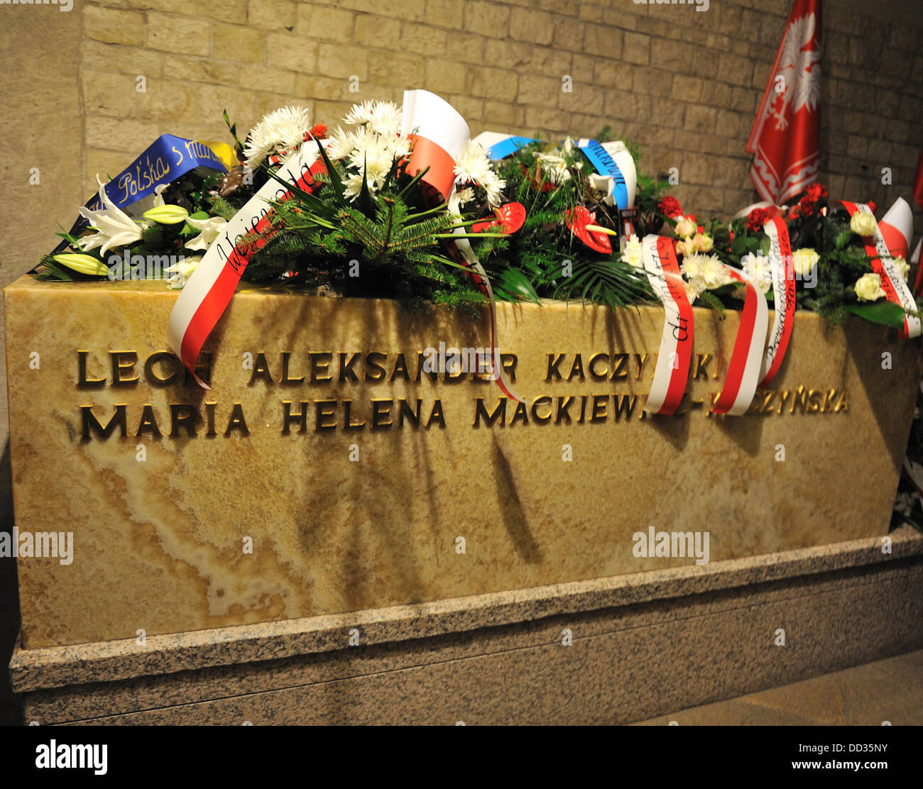 Tombeau du président polonais Lech Kaczynski et de sa femme qui sont tous deux morts dans un accident d'avion, la cathédrale du Wawel crypt, Cracovie, Pologne Banque D'Images
