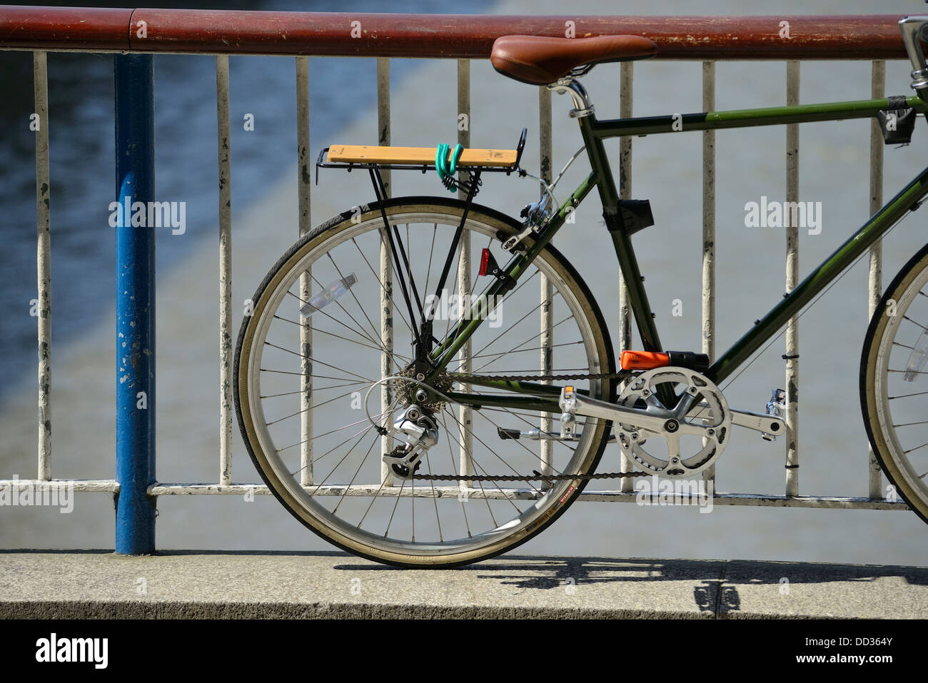 Un vélo enchaîné au garde-corps Banque D'Images