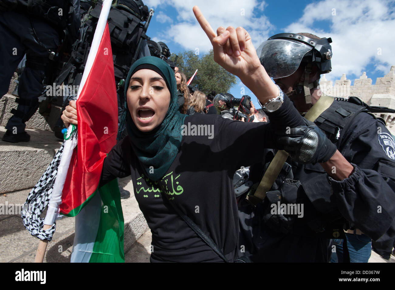 La police israélienne a arrêté une femme palestinienne durant les affrontements avec les Palestiniens pour commémorer le jour de la Nakba à Porte de Damas. Banque D'Images