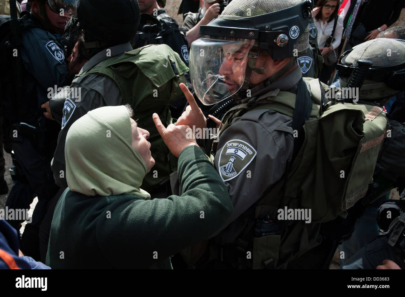 Une femme palestinienne affronte la police israélienne au cours d'affrontements sur jour de la Nakba à la Porte de Damas. Banque D'Images