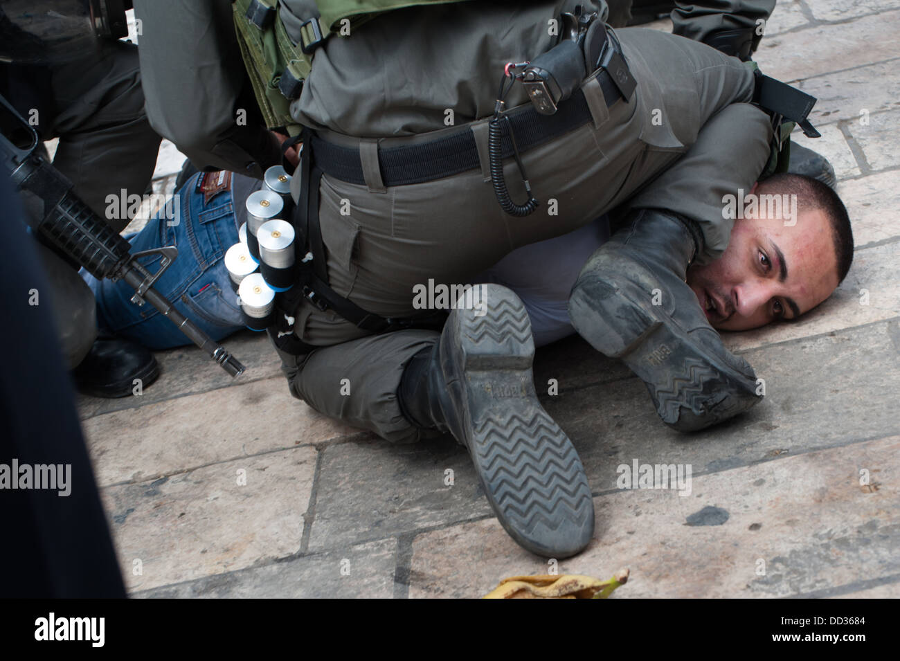 La police israélienne a arrêté un Palestinien lors d'affrontements avec les Palestiniens pour commémorer le jour de la Nakba à Porte de Damas. Banque D'Images