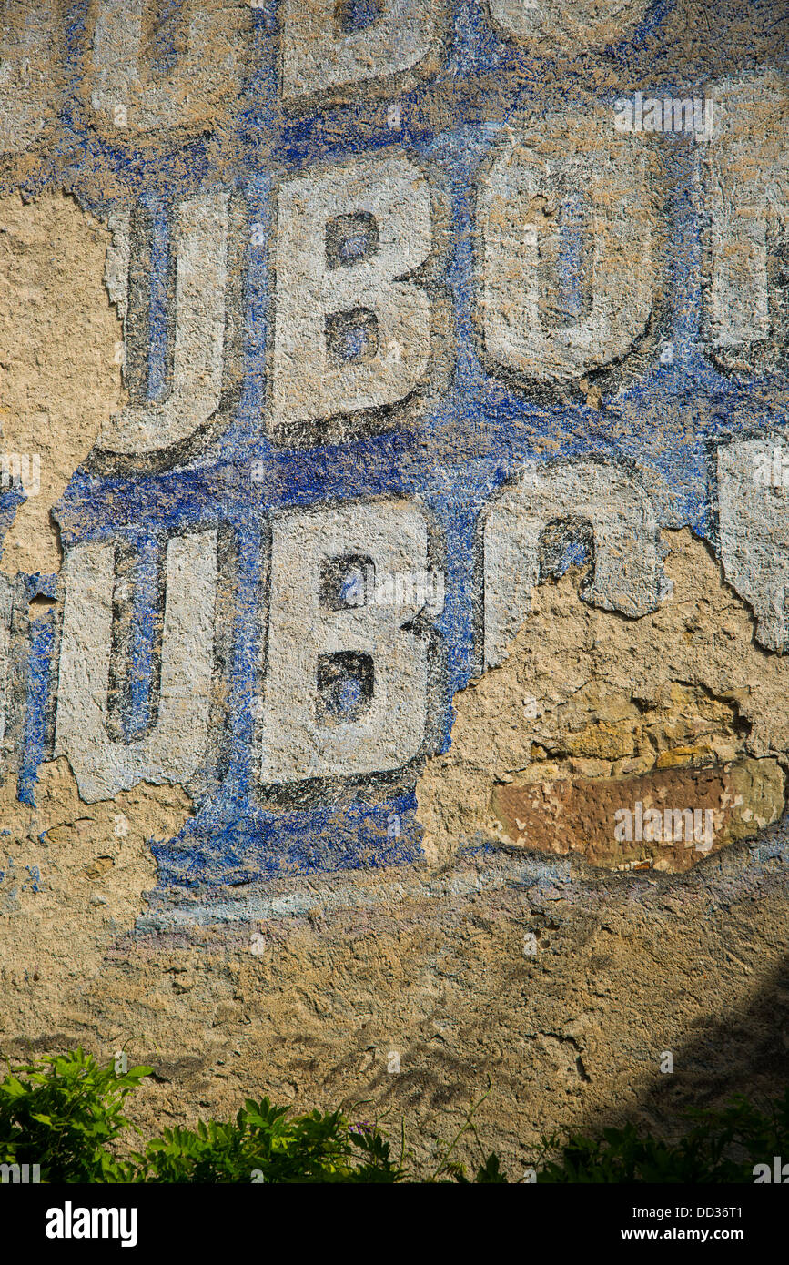 Remins du vieux Dubonnet annonce sur un mur en France Banque D'Images Remins du vieux Dubonnet annonce sur un mur en France Banque D'Images