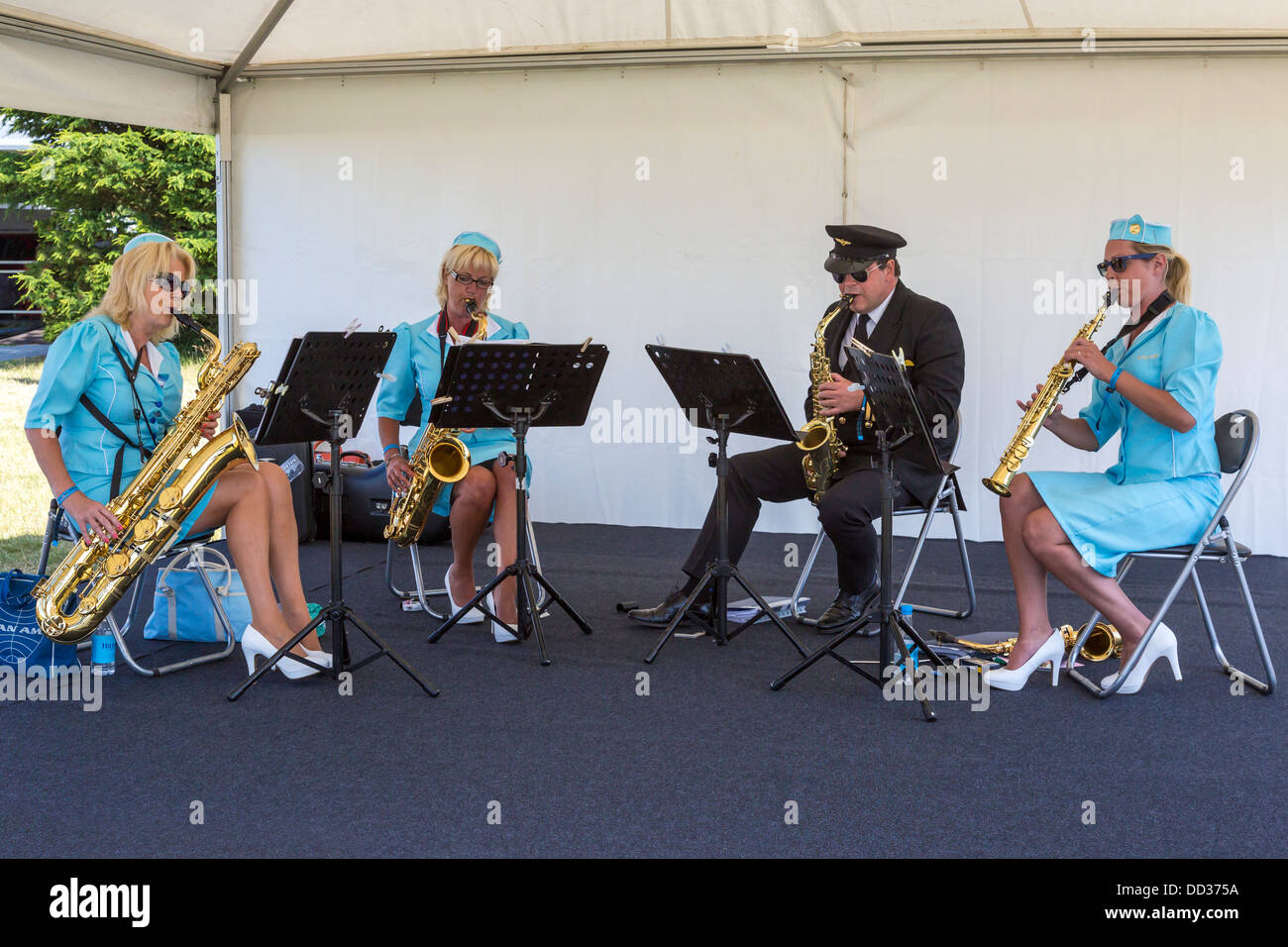 Les membres du quatuor de saxophones de la Pan Am à l'exécution 2013 Goodwood Festival of Speed, Sussex, UK Banque D'Images