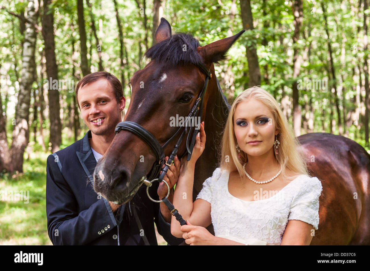 A senior couple debout à côté d'un cheval Banque D'Images