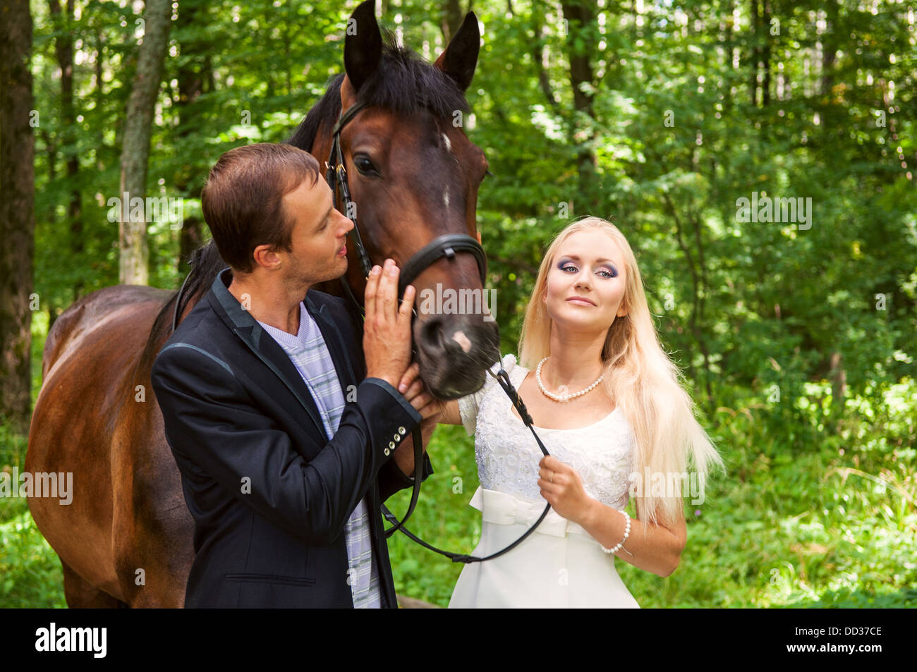 A senior couple debout à côté d'un cheval Banque D'Images