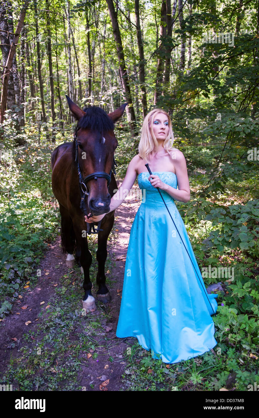 Très jolie fille et un cheval dans la forêt Banque D'Images