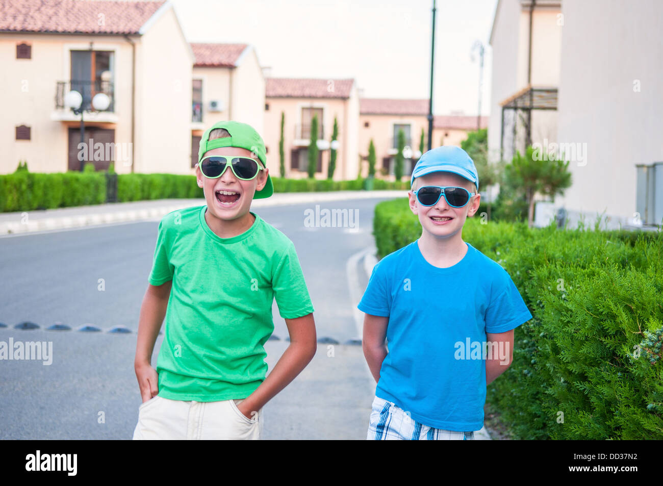 Deux garçons souriants dans le quartier Banque D'Images