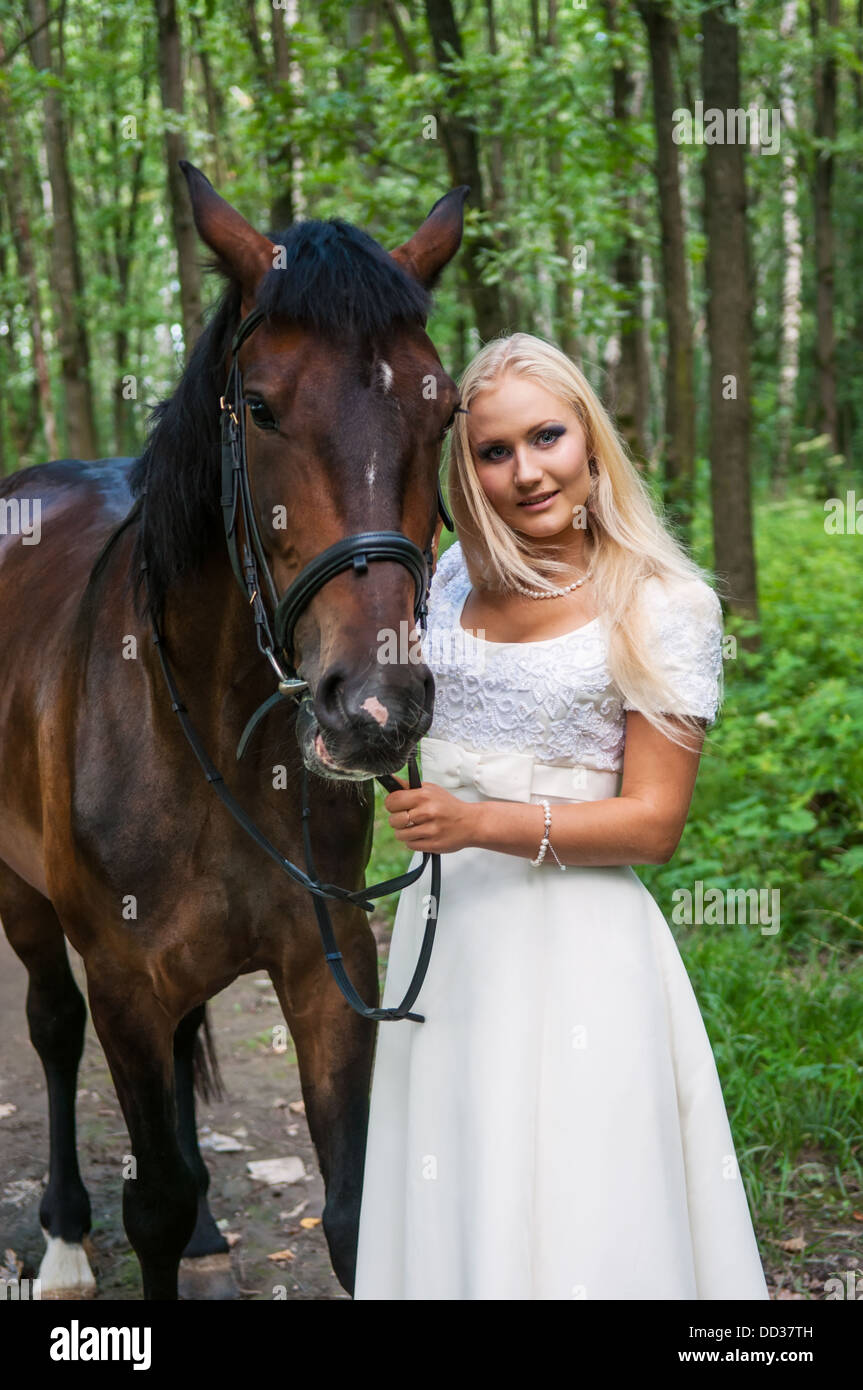 Belle mariée et un cheval dans la forêt Banque D'Images