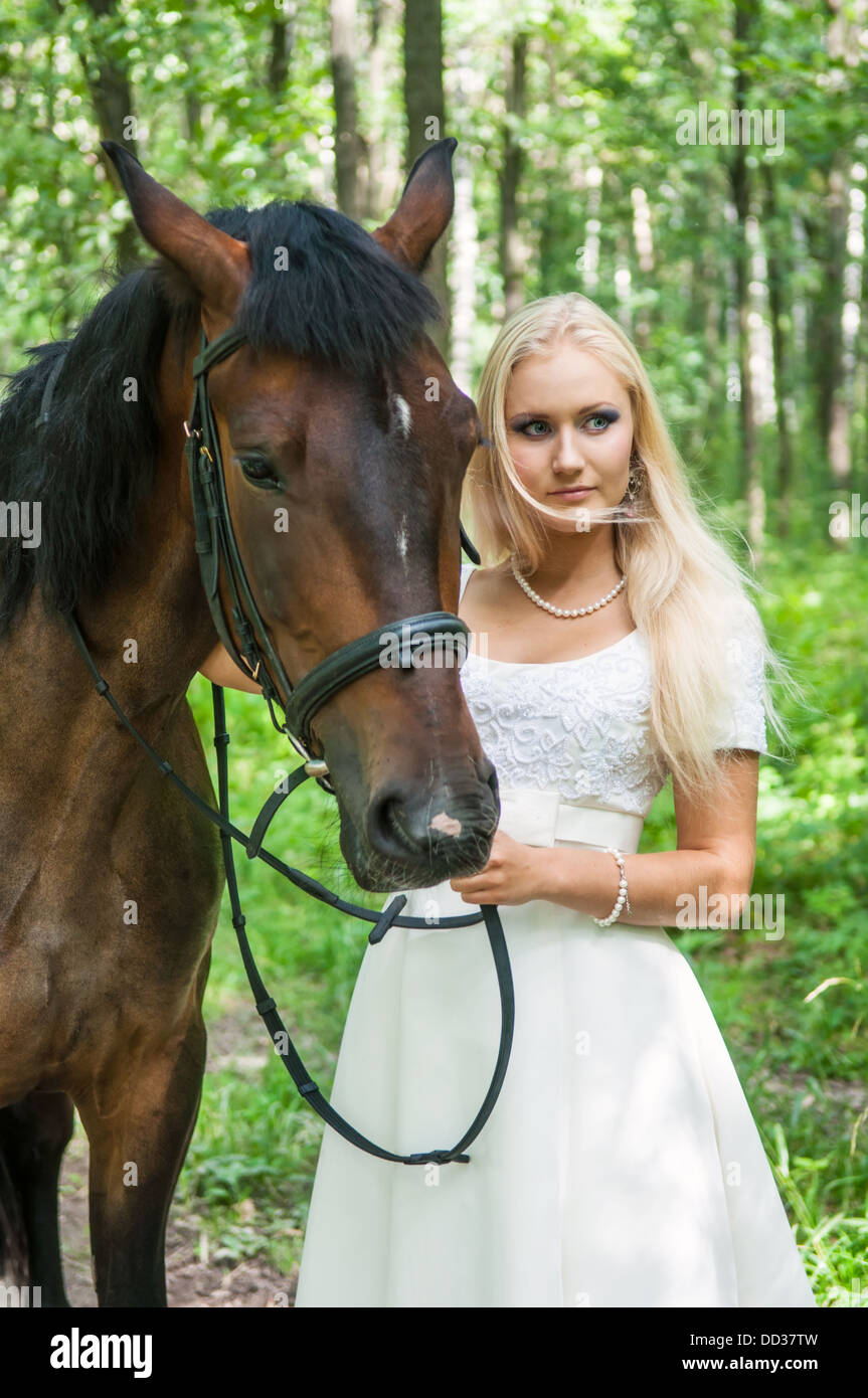 Belle mariée et un cheval dans la forêt Banque D'Images