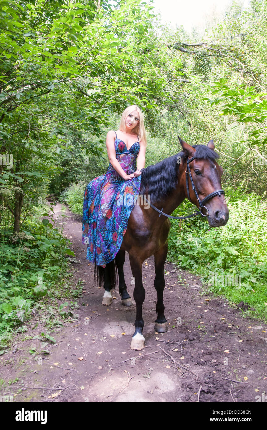 Belle fille à cheval dans la forêt Banque D'Images