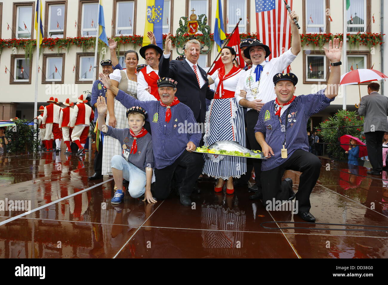 Worms, Allemagne. 25 août 2013. Le maire de vers, Michael Kissel (4. R), l'FischerwŠŠd BojemŠŠschter vun de (maire de l'fishermenÕs lea), Markus Trapp (2. R) et son épouse Jana Berger (3. R) sont illustrés avec des représentants de l'ancienne guilde des pêcheurs de vers. La plus grande foire aux vins le long du Rhin, le Backfischfest, a commencé ses 80 ans à Worms avec la traditionnelle passation de pouvoirs du maire au maire de l'fishermenÕs lea. La cérémonie comprenait des danses et de la musique. Crédit : Michael Debets/Alamy Live News Banque D'Images