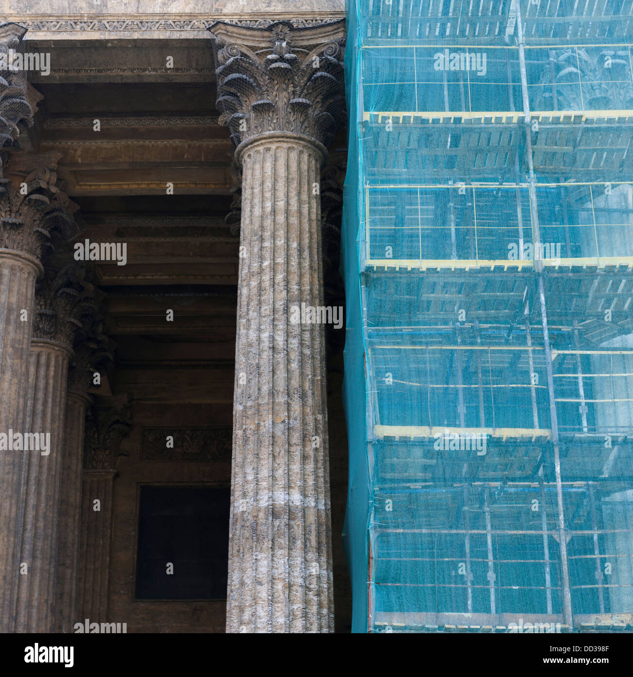 Échafaudage couvert à côté d'une colonne sur la cathédrale de Notre Dame de Kazan Saint-Pétersbourg Russie ; Banque D'Images