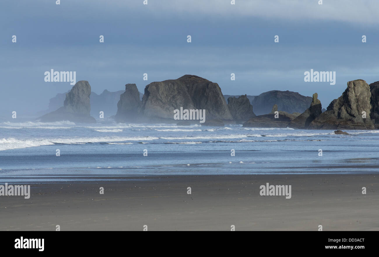 Les piles de la mer érode position contre les marées de la côte sud de l'Oregon Banque D'Images