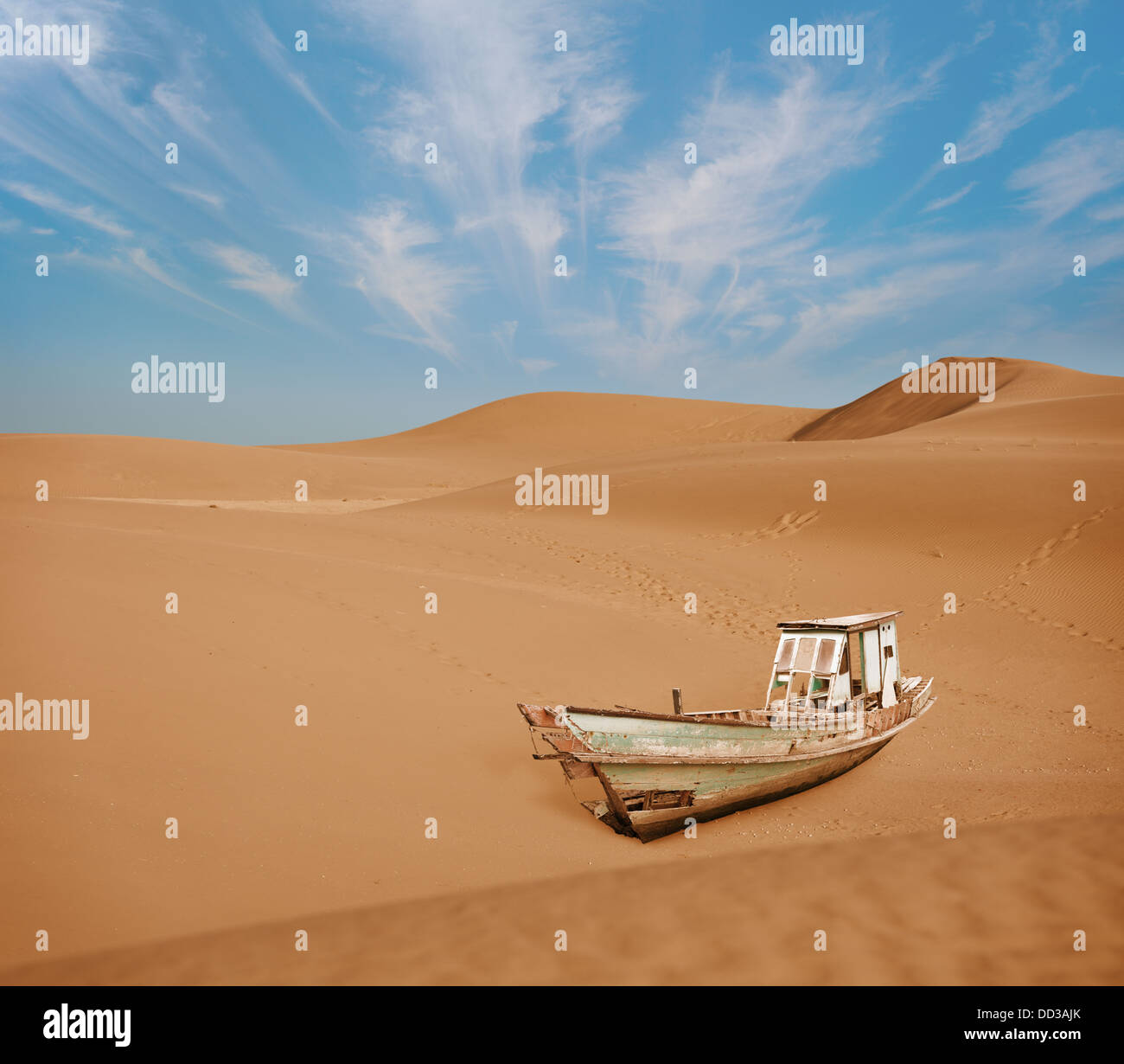 Vieux bateau abandonné parmi les dunes de sable dans le désert Banque D'Images
