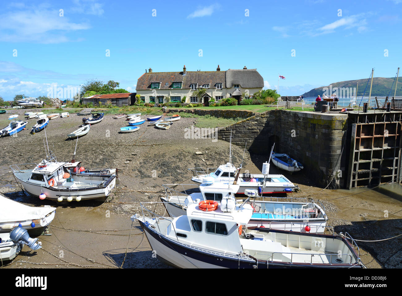 Chalets et bateaux par port, Porlock Weir, Porlock, Somerset, England, United Kingdom Banque D'Images