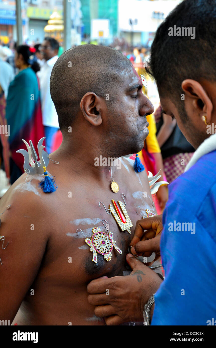Les dévots hindous se préparer à Thaipusam festival, Singapour Banque D'Images