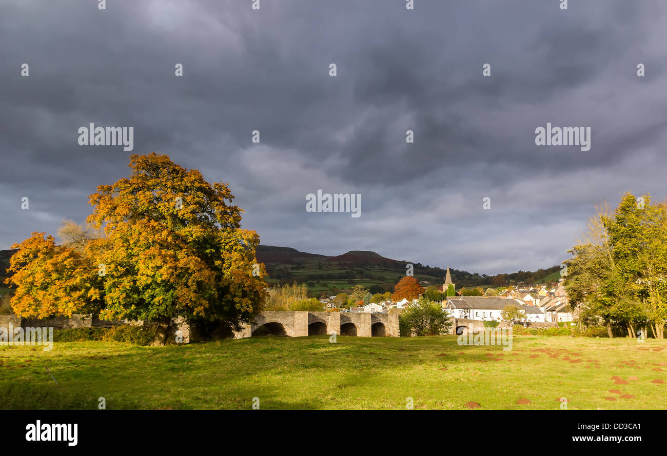 Les arbres d'automne autour d'une ville rurale avec un ciel gris orageux Banque D'Images